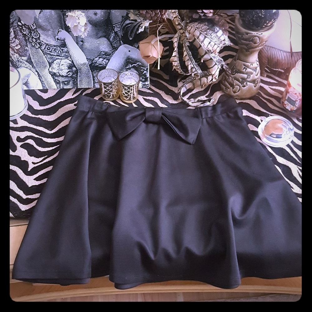 Adorable mini bow front A line skirt.